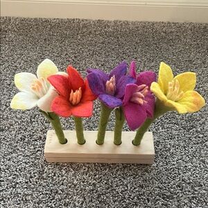 LOVEVERY Felt Flowers in a Row